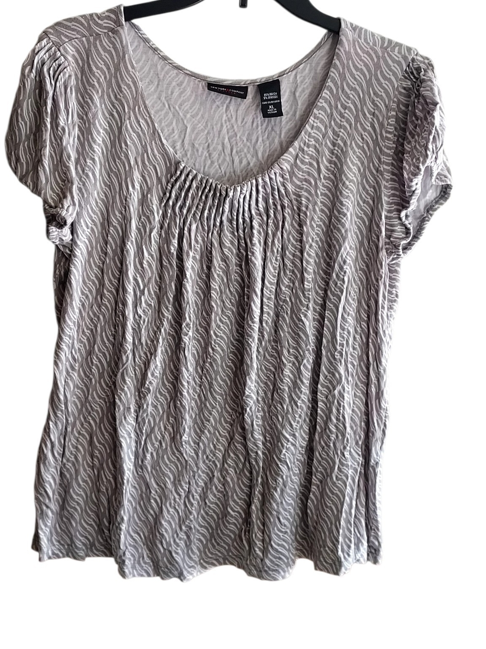 New York & Company Taupe Wave-Print Short Sleeve Scoop Neck Top